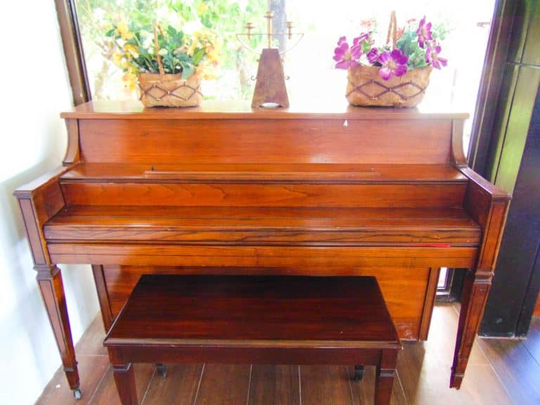 serenity-farm-and-resort-living-room-4